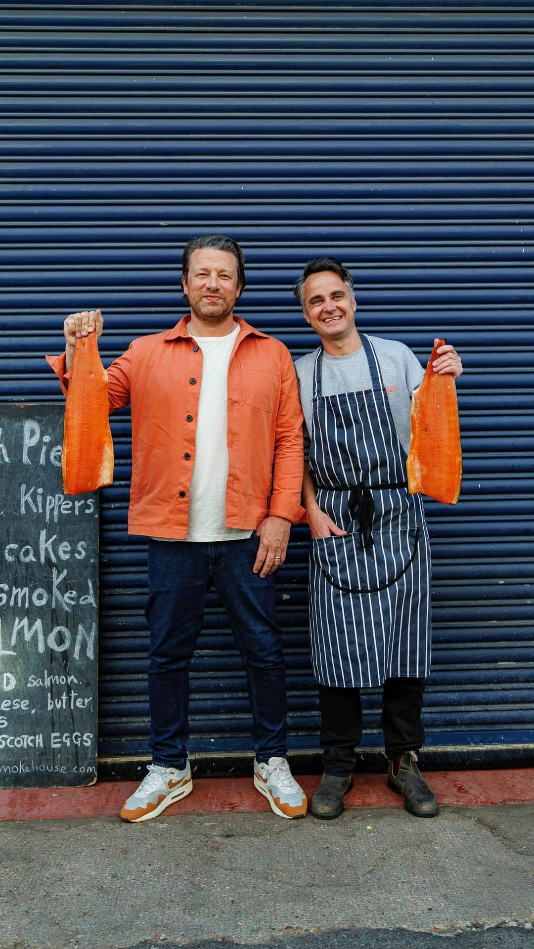 ジェイミー・オリヴァーのインスタグラム：「When I served this to my friends and saw the joy that was in their eyes I knew I had to be a chef!! It’s my favourite sarnie ever. The combo of smoked salmon, spongy white bread, and a squeeze of lemon- it felt life-changing!!. In this lovely lesson I also met up with my mate Max from London’s renowned @SecretSmokehouse to go behind the scenes and uncover how the best smoked salmon in the UK is made! Tap the link in my bio to learn how to make it with me and @yeschefhq I hope you love it as much as me x x #JamieOliverxYesChef #AD」