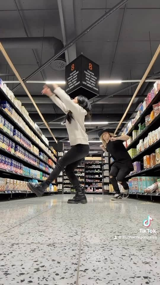 チャチー・ゴンザレスのインスタグラム：「It’s going down in aisle 8 💃🏻 meet me by the puuro.  @jukkadudeson」