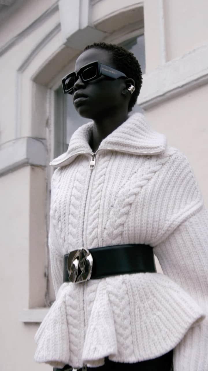 アレキサンダー・マックイーンのインスタグラム：「Exaggerated volumes and cut-out detailing distinguish daywear, including knitwear this season – from neat and narrow to oversized.   Discover the #McQueenAW23 collection via the link in bio.  Video by @EbbaHult Track: Neurons by @roblewiscomposer Music Director: John Gosling」