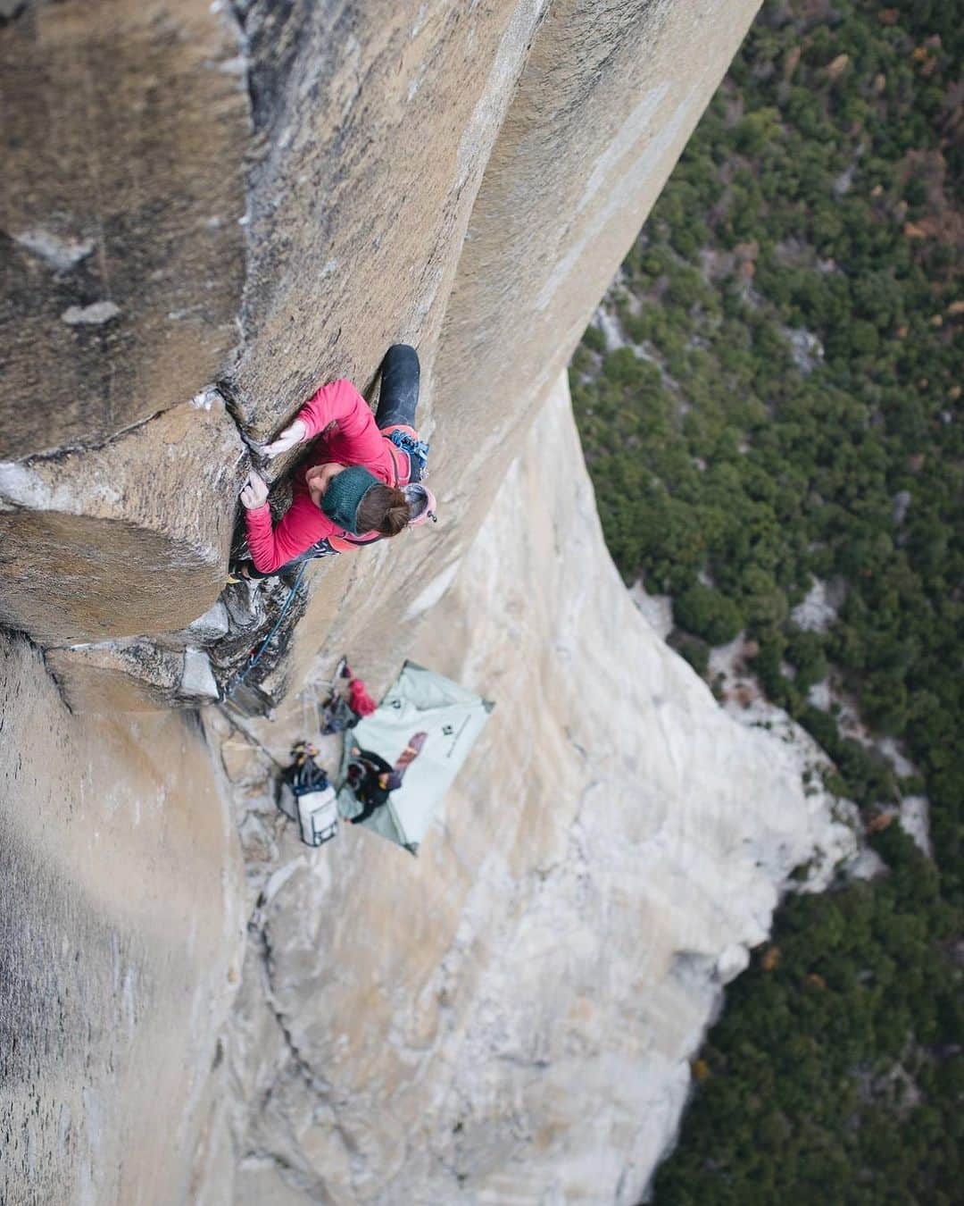 バーバラ・ザンガールさんのインスタグラム写真 - (バーバラ・ザンガールInstagram)「The last time I have climbed a route on El Capitan was back in 2019 when @jacopolarcher and I climbed “The Nose”. From 2015-2019 I have spent multiple trips to the valley to climb 5 different free climbs on that big stone. There was never a lack of motivation to climb up the same piece of rock multiple times. I can’t tell how excited I still am to get on another El Cap adventure with @laraneumeier. Btw. What I didn’t miss is hauling heavy bags up this huge wall. But anyway it is worthwhile.   📸 @francoislebeau (Magic Mushroom back in 2017)  @blackdiamond @lasportivagram @corosglobal @vibram @frictionlabs @powerbar」11月9日 1時55分 - babsizangerl