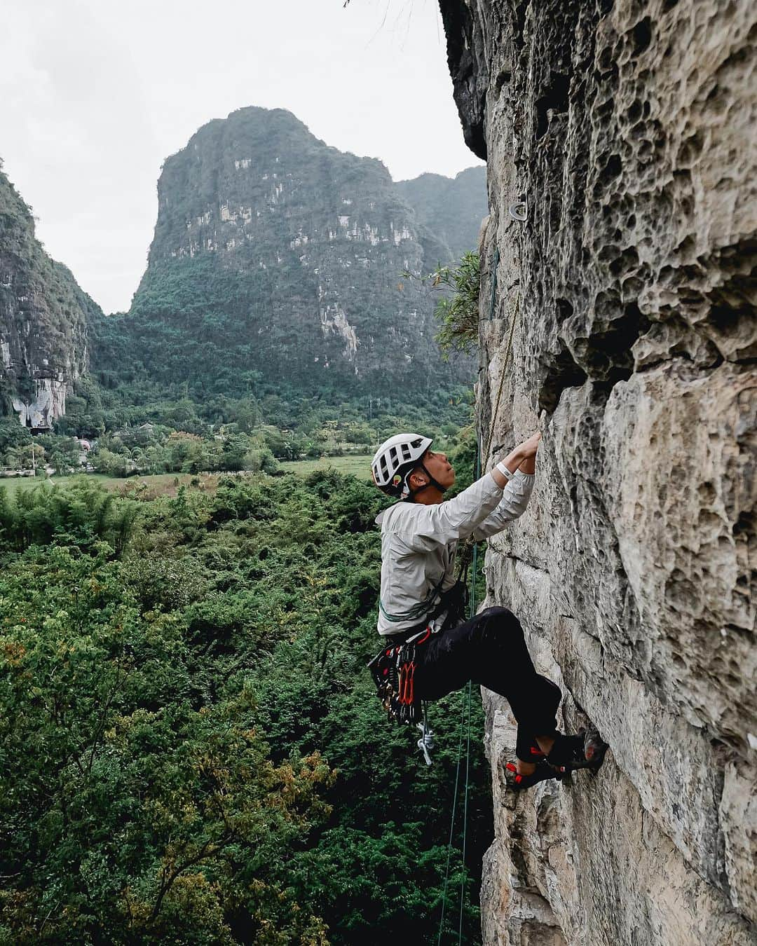 アークテリクスのインスタグラム：「In October we celebrated the inaugural Arc'teryx Climbing Academy held in Yangshuo, China. Our guests were treated to beautiful scenery, mesmerizing landscapes, and world-class rock over 3 days of clinics, film premieres, connection and inspiration.  Yangshuo is one of Asia’s most famous rock climbing destinations and is considered to be the birthplace of climbing in China with over 1,200 climbing routes and 70+ crags. We hope to see you at the next Academy!   #arcteryx #arcteryxacademy」