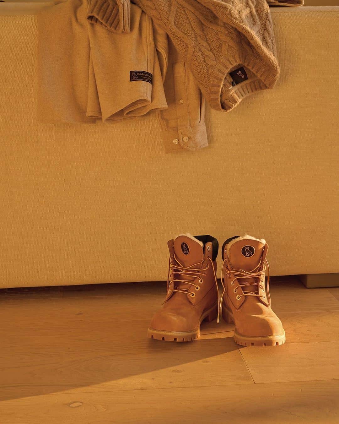 ティンバーランドのインスタグラム：「The October’s Very Own Timberland 6” boot features real shearling lining, waterproof Gore-tex® membrane, Primaloft® insulation, Vibram® lug outsole and 10K gold plated eyelets.  Available only at @octobersveryown  #OctobersVeryOwn #Timberland #BuiltForTheBold」