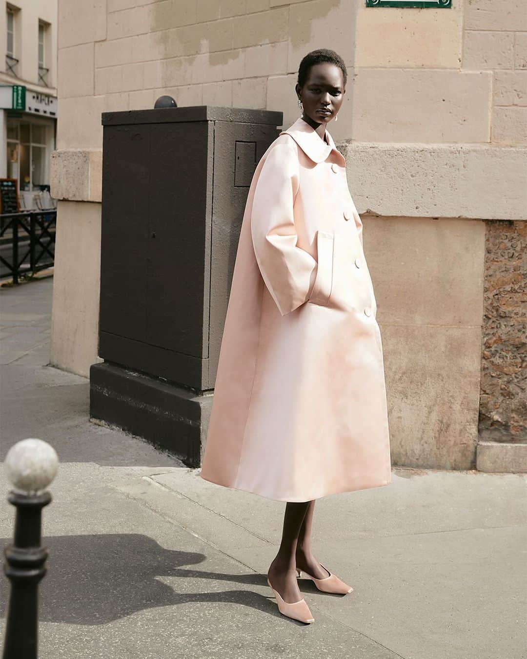 アルチュザラのインスタグラム：「Miniature, shrunken proportions, as well as oversized, rounded silhouettes, lend coats an uncanny, doll-esque feel in the SS24 Collection.   www.altuzarra.com #AltuzarraSS24  Creative Director: @josephaltuzarra Photographer: @sumustecaplioglu Videographer: @lukaszdziedzic Stylist: @caitlinburkenyc HMU: @noa_yehonatan Model: @duop_nyaduola Photographer Ass: @lazzarispietro Photographer Ass: Alessandro Tranchini Stylist Ass: @barnetalicia」