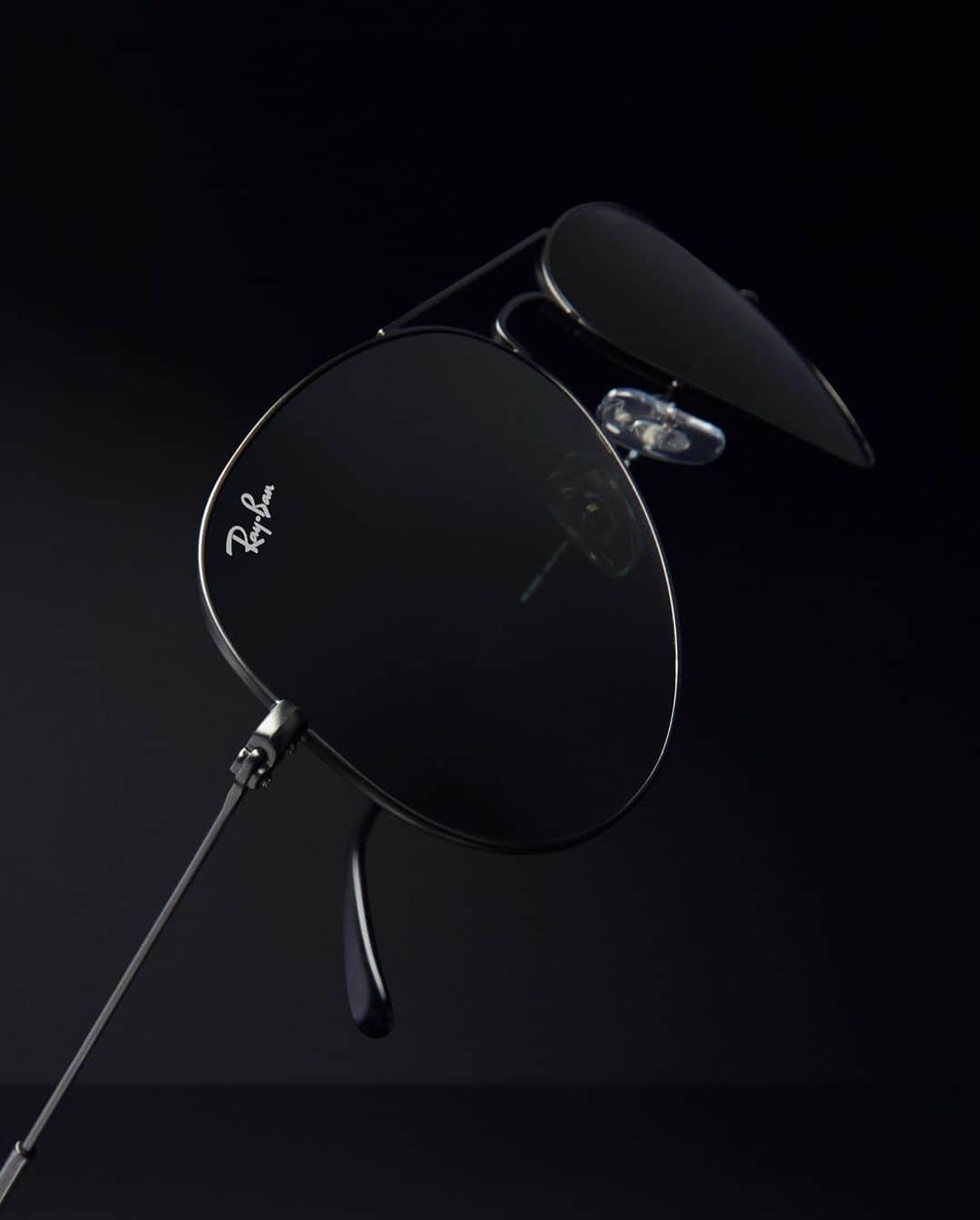 レイバンのインスタグラム：「A slick, clean and sharp iconic model? Aviator but make it Total Black.」