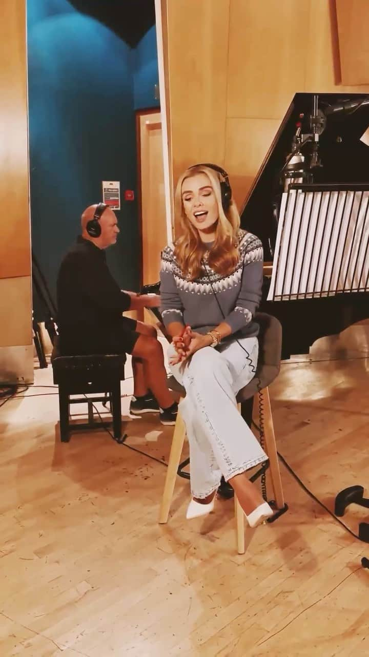 キャサリン・ジェンキンスのインスタグラム：「I’m thrilled to announce that my new Christmas single ‘Home For Christmas’ will be released this Friday - just in time for the holidays! Sharing a sneak peak here from the studio, we’ve put a spin on a Christmas classic and I can’t wait for you all to hear it ❤️❄️🎶 #HomeForChristmas」