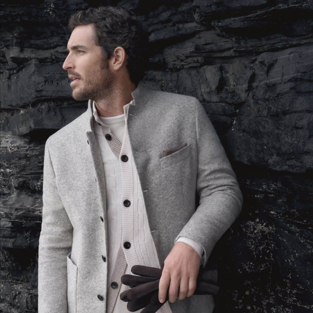 ハケットのインスタグラム：「The artistry behind a winter wardrobe is defined by the curation of warm layers. Crafted in a brushed herringbone weave, this unlined blazer adds finesse to your casual look, featuring details such as a stand-up collar and patch pockets. Drape it over our timeless and supremely soft full button jumper made of merino wool and cashmere, for the perfect winter attire.  #HackettLondon #HowToHackett」