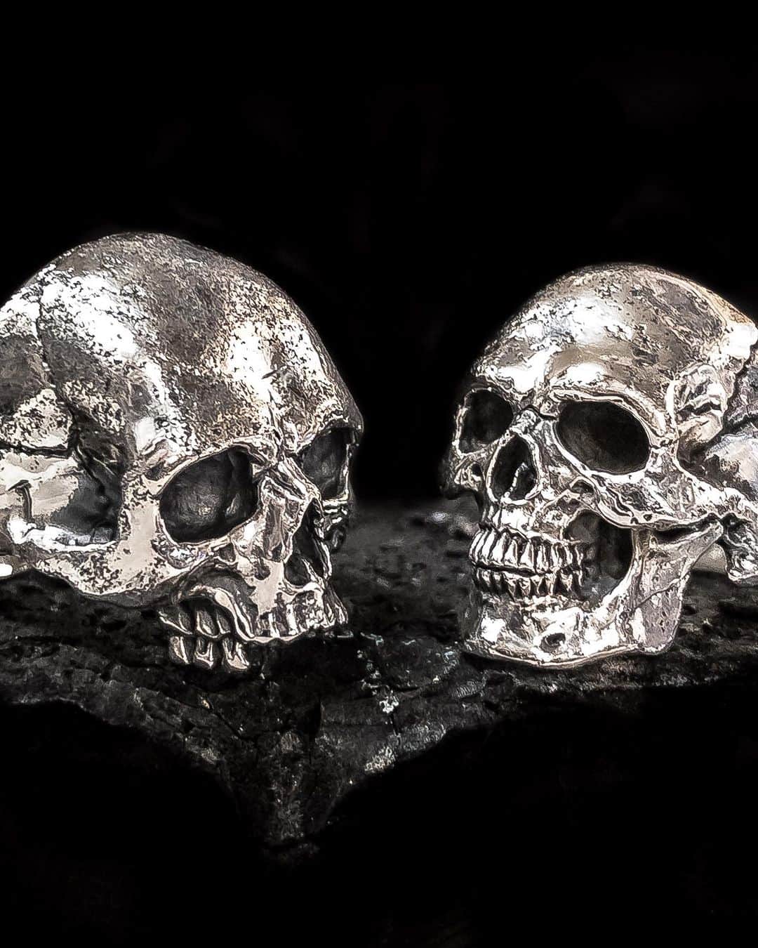 クレイジーピッグのインスタグラム：「Solid sterling silver as standard. No base metals in sight ever 🔥 handmade to order . . . . . #skull #ring #metal #sterlingsilver #bone #anatomical #macarbe #gothic #jewellery」
