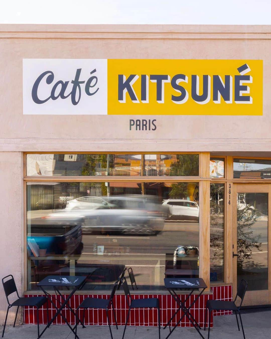 Café Kitsuné Parisのインスタグラム：「Introducing our new Café Kitsuné location in Silver Lake, Los Angeles 🇺🇸  Come in for a savory coffee break and discover a urban retro atmosphere, enhanced by our distinctive French-Japanese touch ✨  The mural created by @jeffreysincich amplifies the spirit of our café, and provides the location with a unique and original charm 🎨  Take a seat at the #CafeKitsuneSilverLake terrace to taste our sweet specialties, and enjoy an authentic experience. Don't forget to step in to the #MaisonKitsune next door for a shopping session 🦊 - 👉 Café Kitsuné Silver Lake 3814 Sunset Blvd, Los Angeles, CA, USA Monday-Sunday: 7am-5pm」