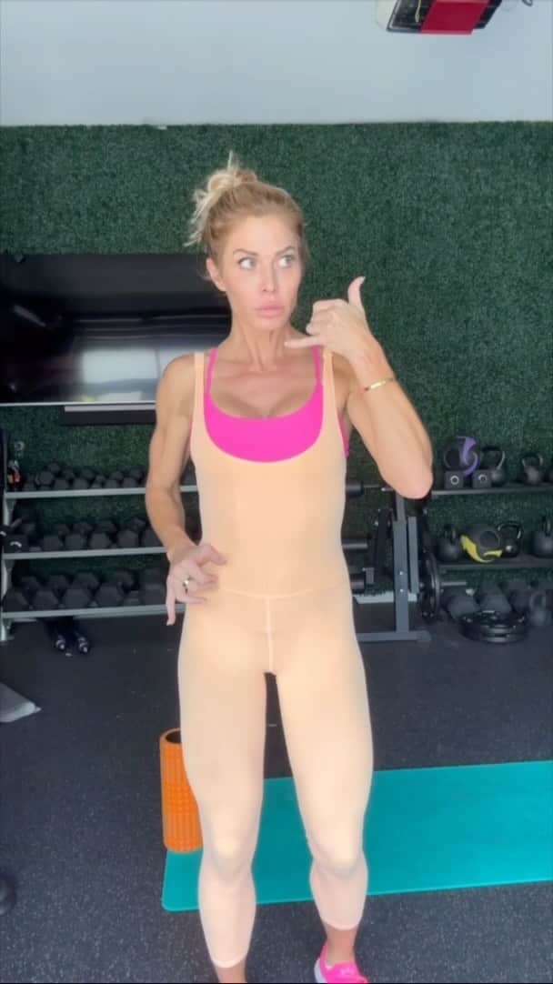 トリー・ウィルソンのインスタグラム：「when that preworkout starts to kick in but you still procrastinating😜」