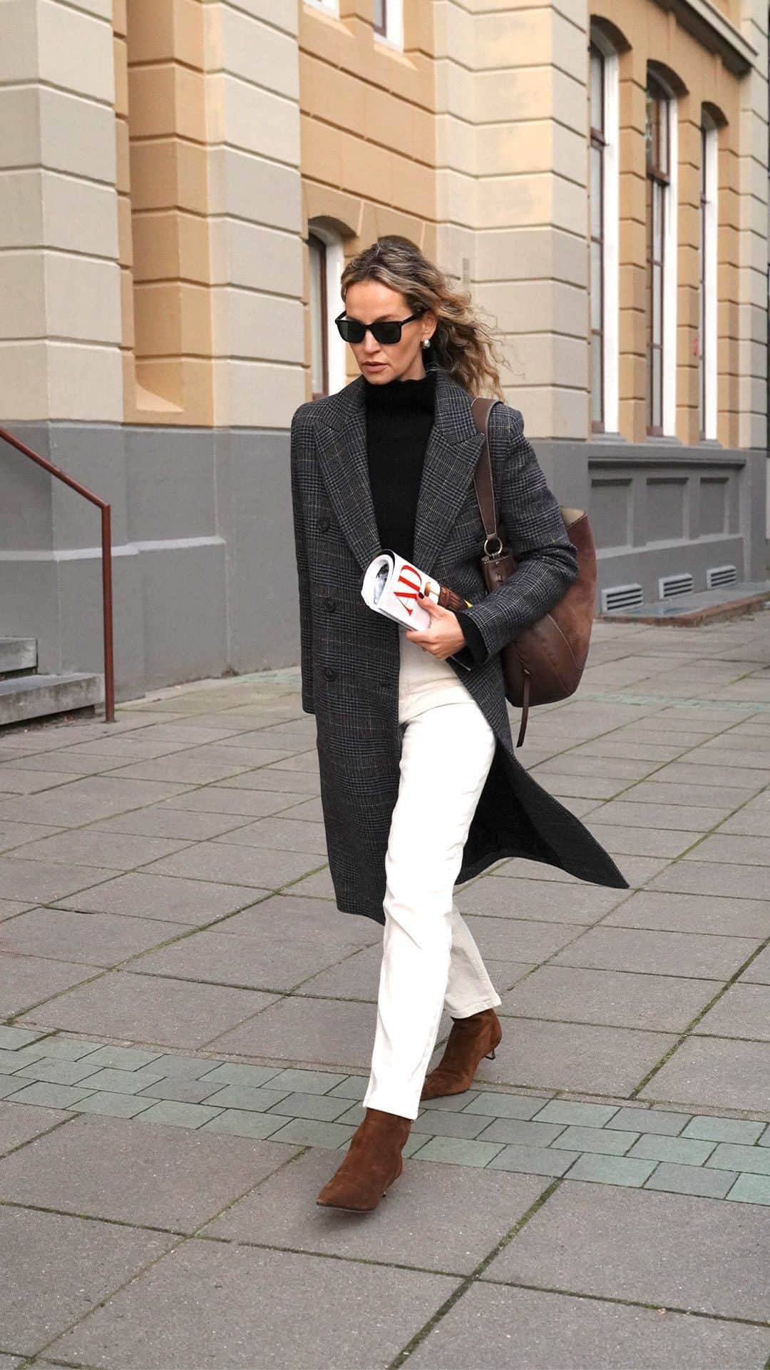 バネッサ・ブリューノのインスタグラム：「Women We Love | @anoukyve shows us how she transitions into the colder months with the Lou bag as her statement piece. She creates contrast  with our white Timael jeans, black Malo sweater and Preston coat.   #vanessabruno」