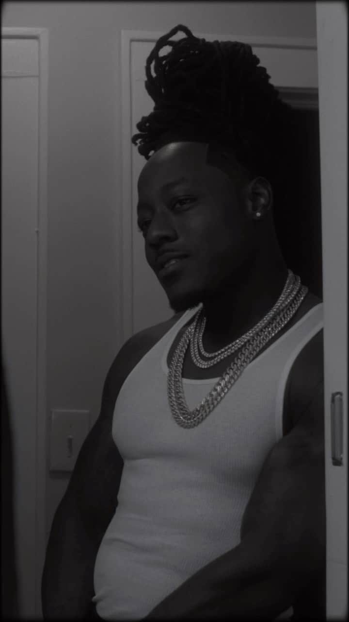 エイス・フッドのインスタグラム：「“It’s different over this side..we solid on the inside.” — “DESIRE” feat @rotimi (Visualizer) Out Now. —  #BODY available everywhere.」