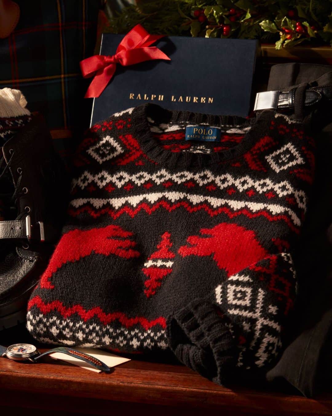 Polo Ralph Laurenさんのインスタグラム写真 - (Polo Ralph LaurenInstagram)「Our latest #PoloRalphLauren sweaters capture the spirit of the season with holiday-inspired motifs.   Explore #RLGifts for the holidays via the link in bio.   #PoloRLStyle #RLHoliday」11月9日 2時01分 - poloralphlauren