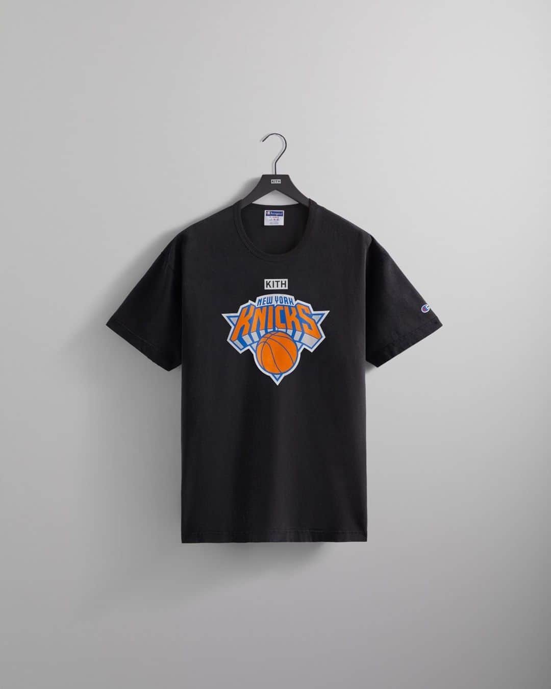 Champion EUのインスタグラム：「We’re excited to have worked with @Kith for their second annual Kith Night at MSG.   The hometown team, @NYKnicks will debut the new Kith-designed City Edition uniform and court vs. the San Antonio Spurs.   Shoutout to Kith and the Knicks for putting together such a lively full fan experience.」