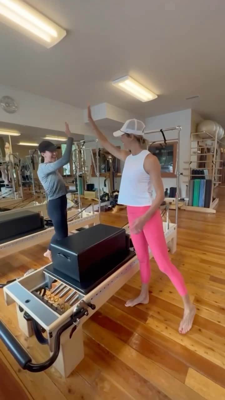 ステイシー・キーブラーのインスタグラム：「Fill in the blank: Besties who work out together, ____.」
