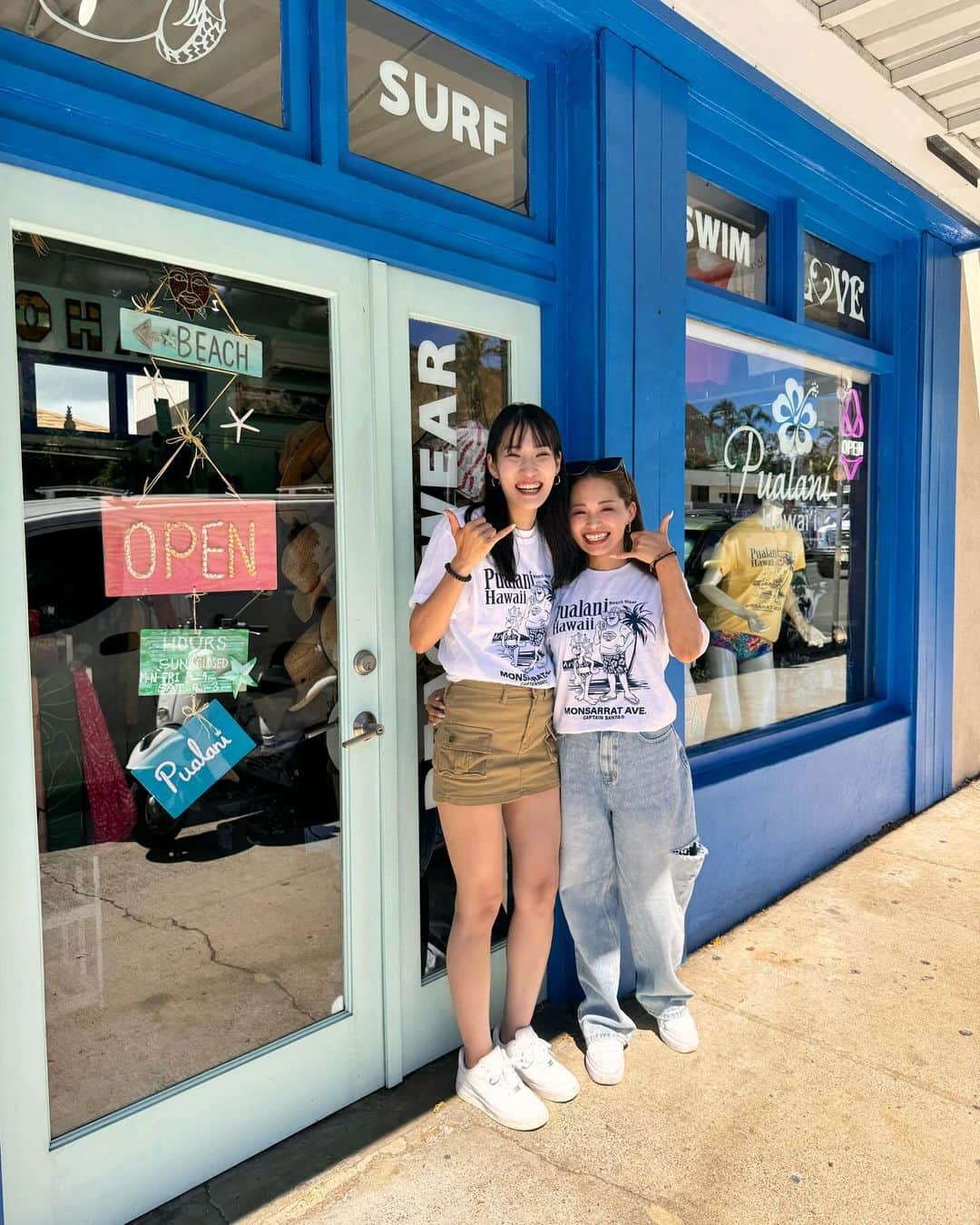 Pualani Hawaii Beachwearのインスタグラム：「笑顔が素敵なお二人が、コラボTシャツ着てALOHA🌺  お揃いで着るのも可愛いですね🥰  キエさん、ユカさん、ご来店ありがとうございました🫶🏼またすぐハワイに帰って来てくださいね〜！  #ハワイ限定 #hawaii #ハワイ #ハワイ旅行 #ハワイ土産 #ハワイ好きな人と繋がりたい #ハワイ購入品 #ハワイ好き #ハワイ暮らし #ハワイ情報 #ハワイお土産 #aloha #ハワイ旅 #ハワイ限定品 #ハワイショッピング#モンサラット#プアラニハワイ#ボートハウス#キャプテンサンタ#モンサラットアベニュー#プアラニハワイビーチウェア」