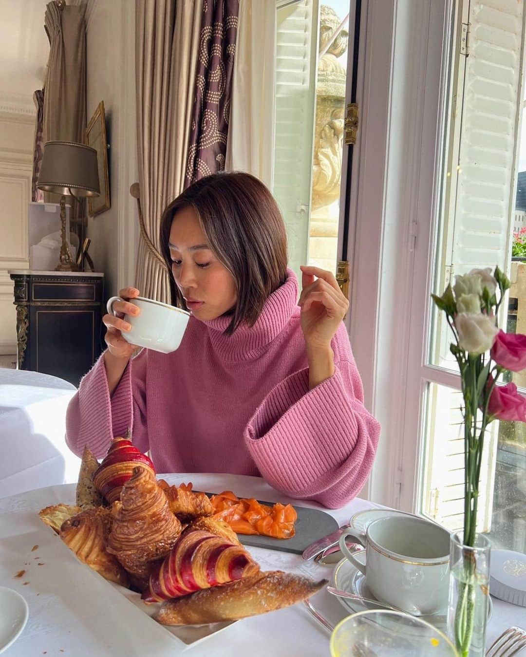 エイミー・ソングのインスタグラム：「Spotted: @aimeesong en route to coffee + croissants in the Olisa turtleneck.」