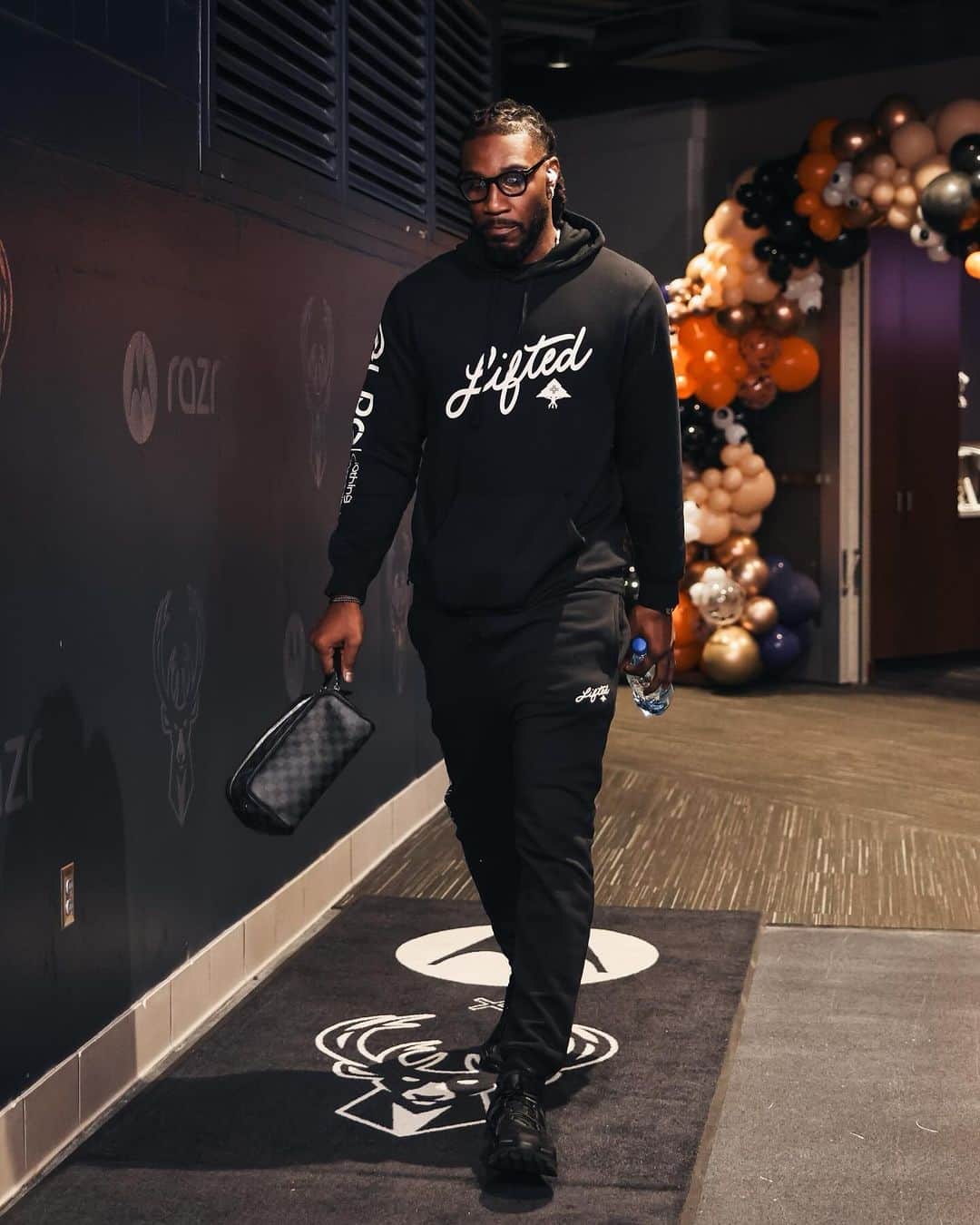 エルアールジーのインスタグラム：「Tunnel Fits by @bossmann99 | Bucks vs. Pistons Tonight in Milwaukee. Who gets the W? #lrgclothing #bo99mann #bucks #pistons 🌲🏀🦌  🫡 @jmase31」