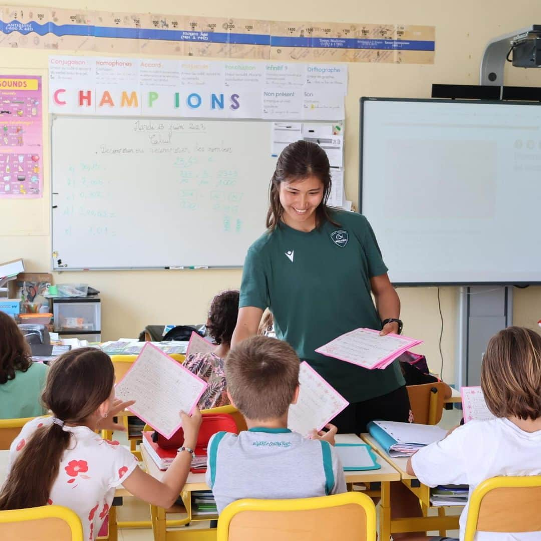 富田真紀子のインスタグラム：「🇫🇷×🇯🇵  Les élèves japonaises ont écrit les letters en anglais et les élèves françaises ont répondus 🥰👍  8-9歳の子どもたちが、がんばって書いた英語の手紙をきっかけに、少しでも地球の裏側の国のことが近く感じられたらいいな🥰  フランスにきて、自分1人だけ異文化交流してるのはなんかもったいないなと思って思いついた企画！  焼きそば⁉️タコ焼きってなに⁉に️とか ポーってどこ⁉️みたいな文化を知るきっかけになればいいなぁ😇  Merci beaucoup pour tout les engagements! ❤️ Spécial thanks to @elilangevin , Sylvain et Sylvie !! 👍👍👍 #ポー日記」