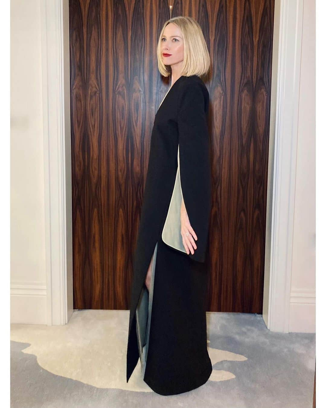 ナオミ・ワッツさんのインスタグラム写真 - (ナオミ・ワッツInstagram)「I loved this kaftan so much, I hopped the pond to honor @toryburch at @bazaaruk’s Women of the Year Awards in London, for her fantastic contributions to fashion and the @toryburchfoundation! So many inspiring women were celebrated. Thank you to my chic friend Tory for inviting me. Now, back to my sweatpants.  ❤️」11月9日 2時22分 - naomiwatts