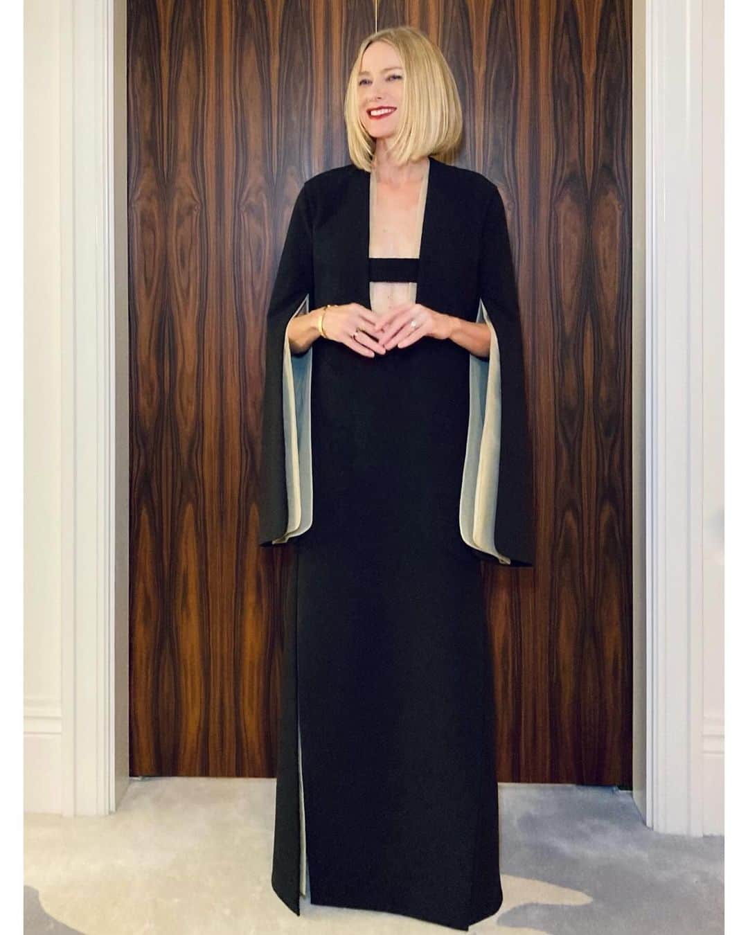 ナオミ・ワッツのインスタグラム：「I loved this kaftan so much, I hopped the pond to honor @toryburch at @bazaaruk’s Women of the Year Awards in London, for her fantastic contributions to fashion and the @toryburchfoundation! So many inspiring women were celebrated. Thank you to my chic friend Tory for inviting me. Now, back to my sweatpants.  ❤️」