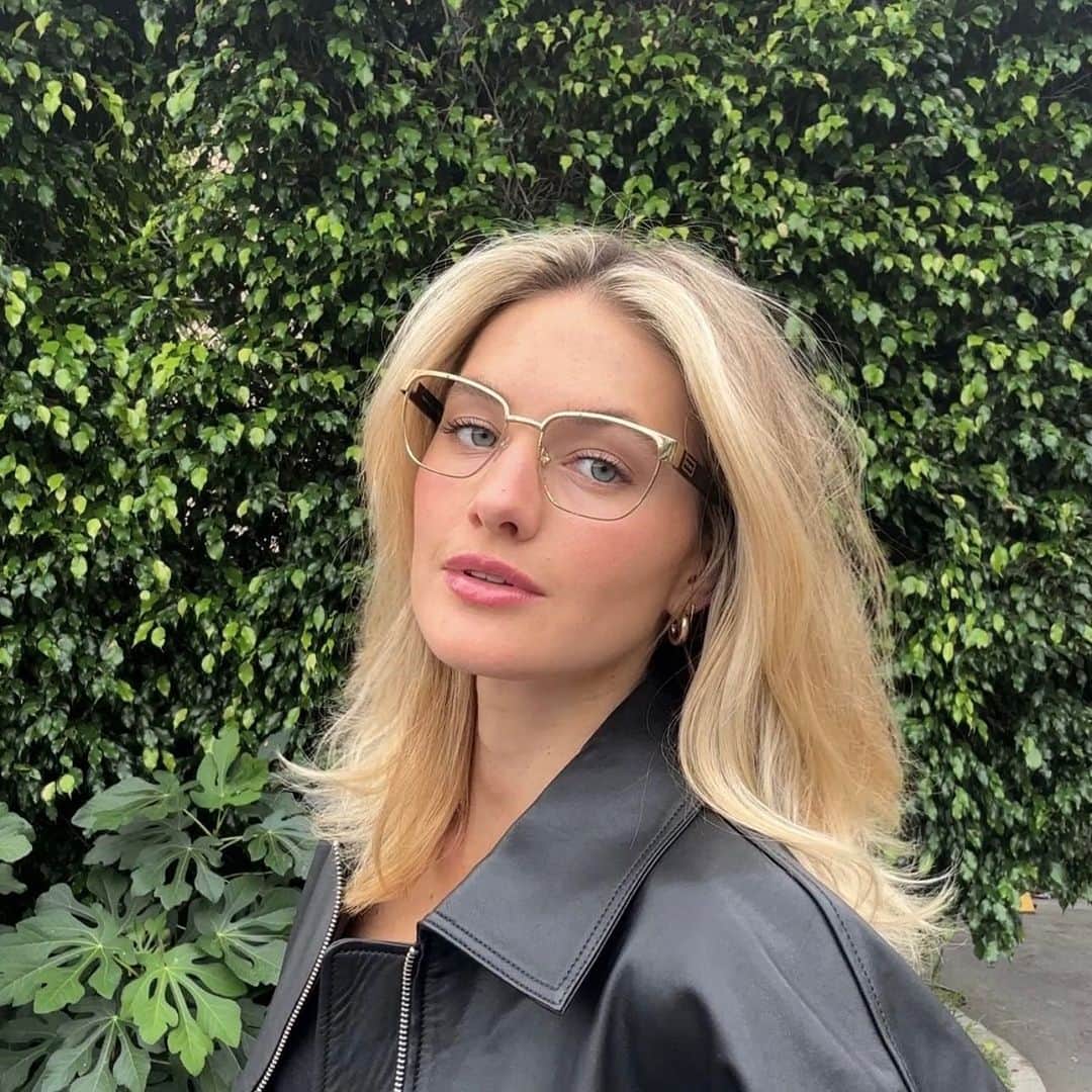 サンヌ・ヴロートのインスタグラム：「Visited @lenscrafters for my annual eye exam before my vision benefits expire this year! Was so excited to update my look with new Rx lenses in this chic gold and tortoise Versace pair.   They have a wide assortment of designer brand frames to choose from and it was so easy to use my vision insurance.   Don’t forget to use yours. Check out my story to see more of my faves! #Lenscrafters #Becausesight #40YearsOfGreatVision」