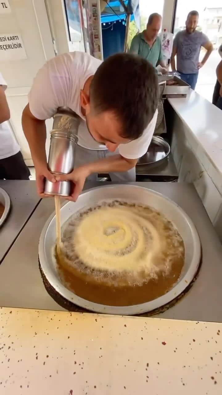 Earth Picsのインスタグラム：「@neyesekyaaa making Tulumba in Turkey 🇹🇷, have you tried this? Tulumba pastries are oblong shaped moist sweet pastries, made from golden and crispy deep-fried dough and then soaked in sweet aromatic syrup. Simply irresistible!  Other countries have similar dish with different names but this dish originated in the Middle East.   🎥 @neyesekyaaa  📍 🇹🇷 Turkey」