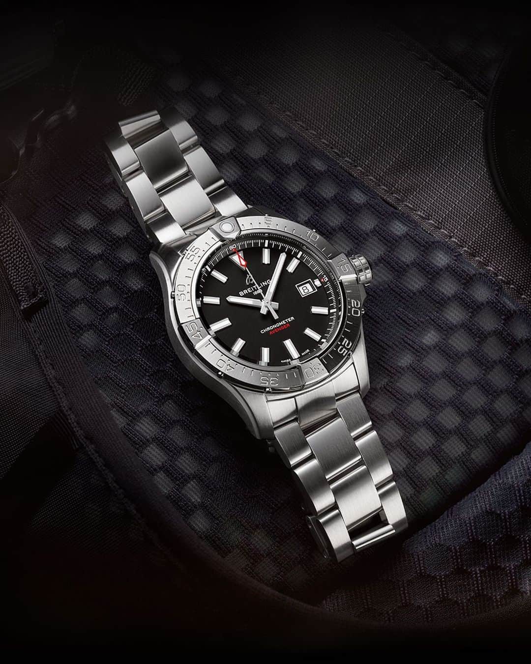 ブライトリングのインスタグラム：「The well-proportioned Avenger Automatic has all the robustness of its larger counterparts in a trimmer 42 mm diameter.   Shown here: the Avenger Automatic 42 in black.  #breitling #squadonamission #avenger #watches #pilotwatch #aviation  #blackdial」