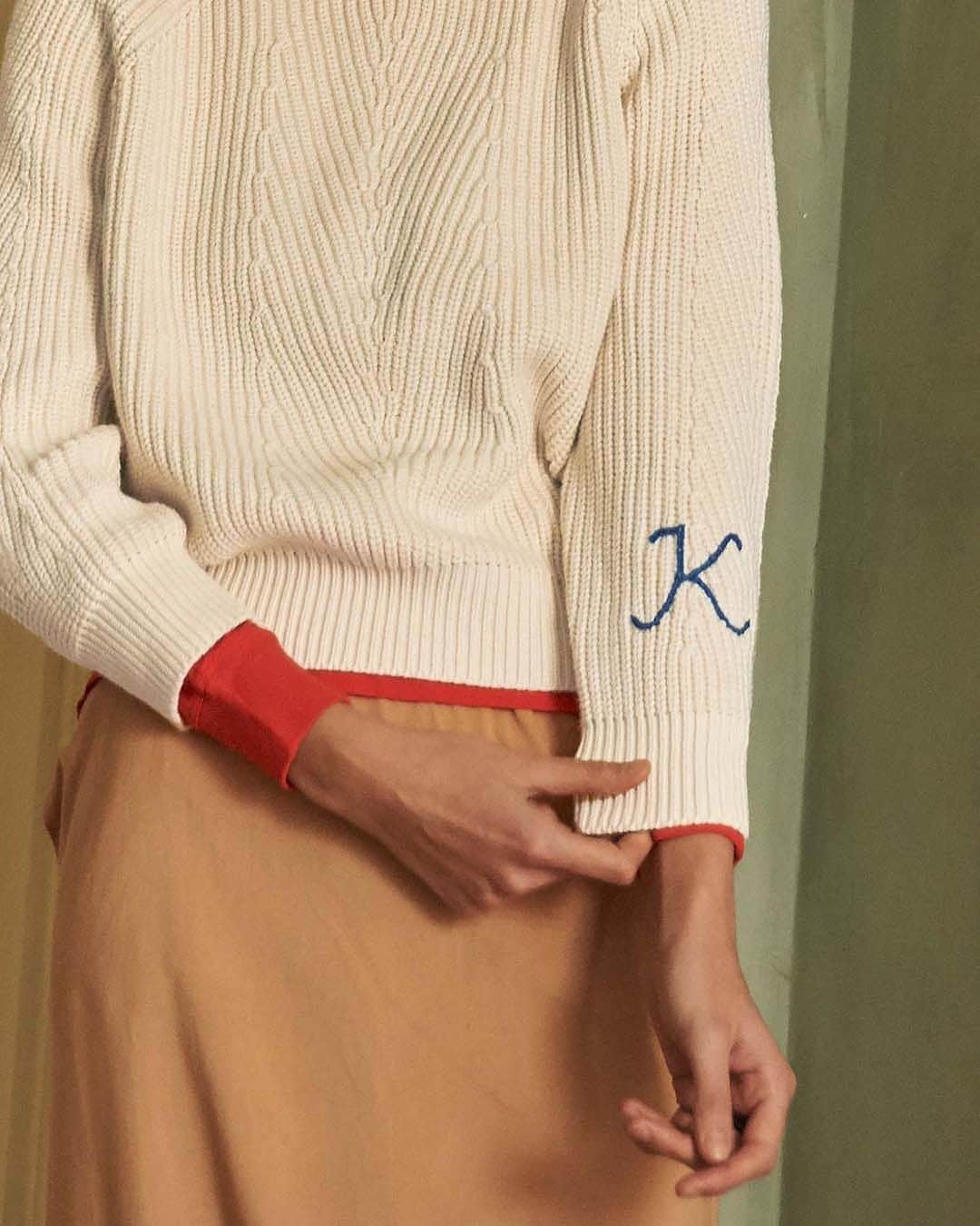 デミリーさんのインスタグラム写真 - (デミリーInstagram)「Your monogram, hand-embroidered in NYC on our Organic Cotton Chelsea Sweater—the perfect gift for the holidays.」11月9日 2時24分 - demyleeny