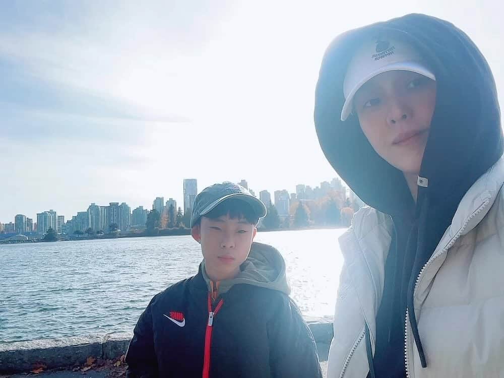 パク・ウネのインスタグラム：「혼자 찍으려는데 .. ㅎㅎ 스텐리파크에 있는 이 포인트 이름을 재완이가 말해줬는데 나는 기억이 안난다.. 내 기억력은 좋아질 날이 올까….?」