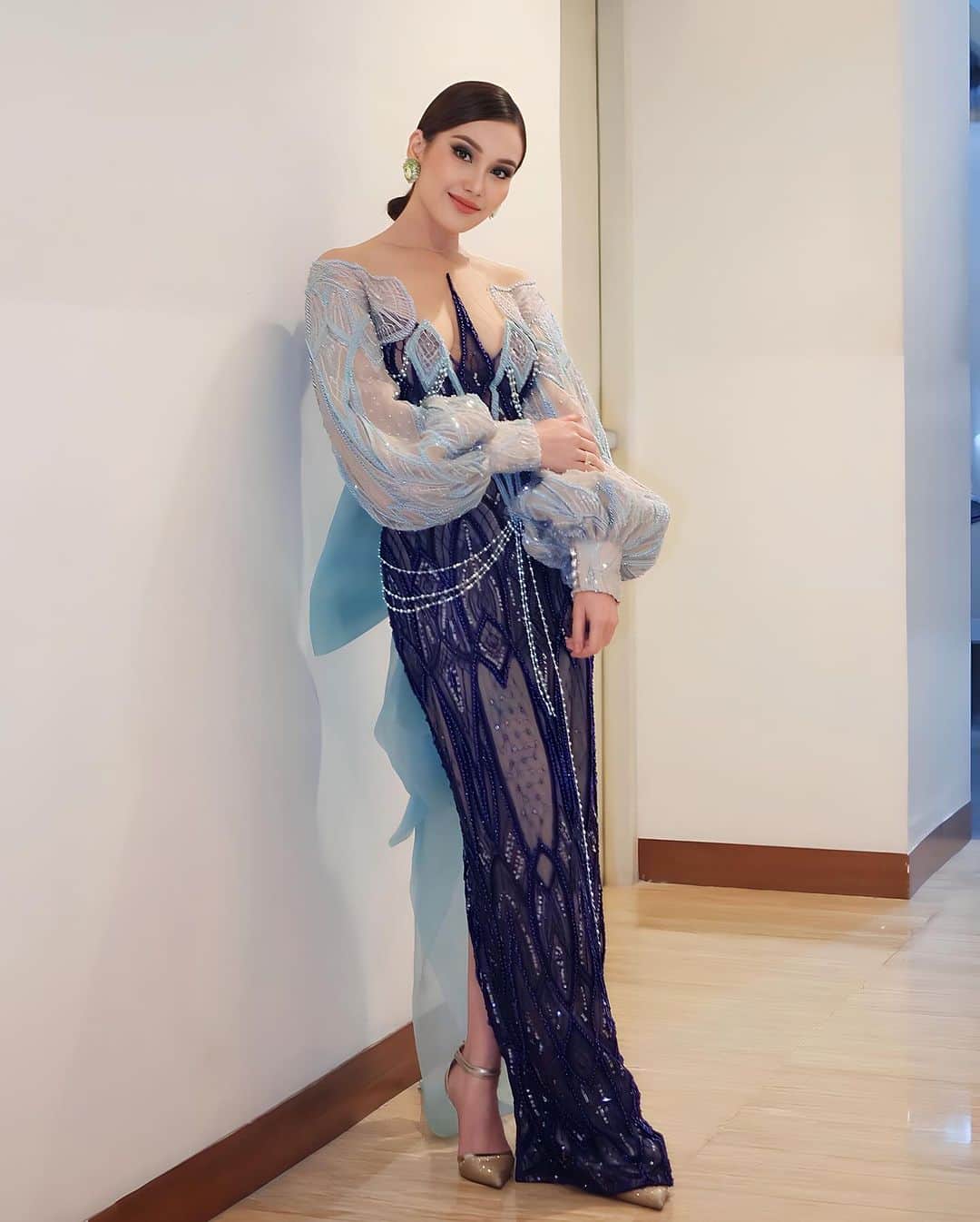 アユ・ティンティンさんのインスタグラム写真 - (アユ・ティンティンInstagram)「KDI 💙🩵 In @anazofficial  Hairdo @keysara1102 Earrings @rinaldyyunardi  Stylist @erichalamin  Styling team @muhafiattt」11月9日 2時24分 - ayutingting92