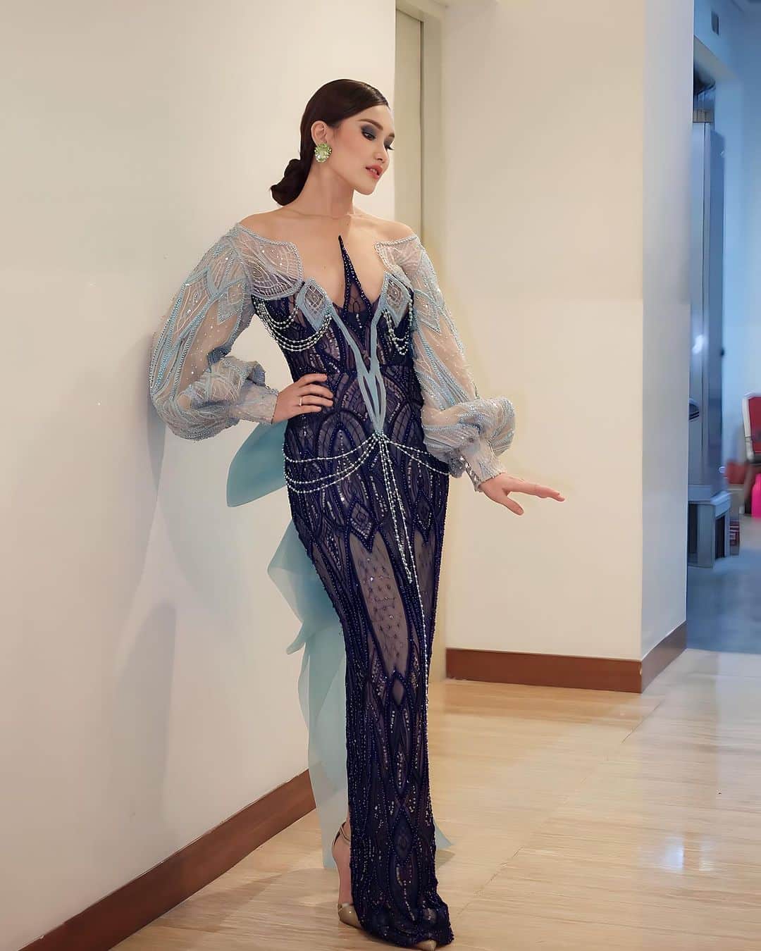 アユ・ティンティンさんのインスタグラム写真 - (アユ・ティンティンInstagram)「KDI 💙🩵 In @anazofficial  Hairdo @keysara1102 Earrings @rinaldyyunardi  Stylist @erichalamin  Styling team @muhafiattt」11月9日 2時24分 - ayutingting92