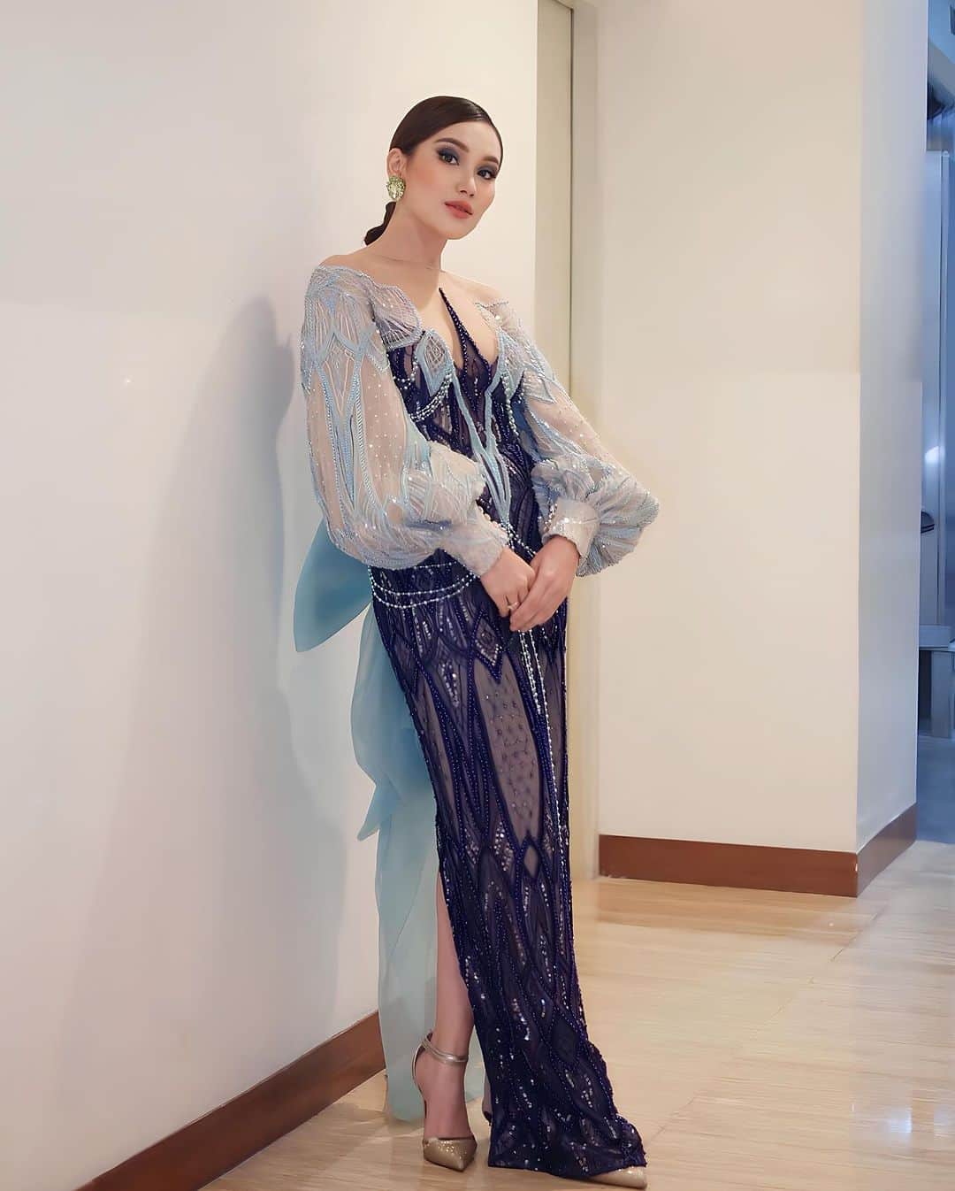 アユ・ティンティンさんのインスタグラム写真 - (アユ・ティンティンInstagram)「KDI 💙🩵 In @anazofficial  Hairdo @keysara1102 Earrings @rinaldyyunardi  Stylist @erichalamin  Styling team @muhafiattt」11月9日 2時24分 - ayutingting92