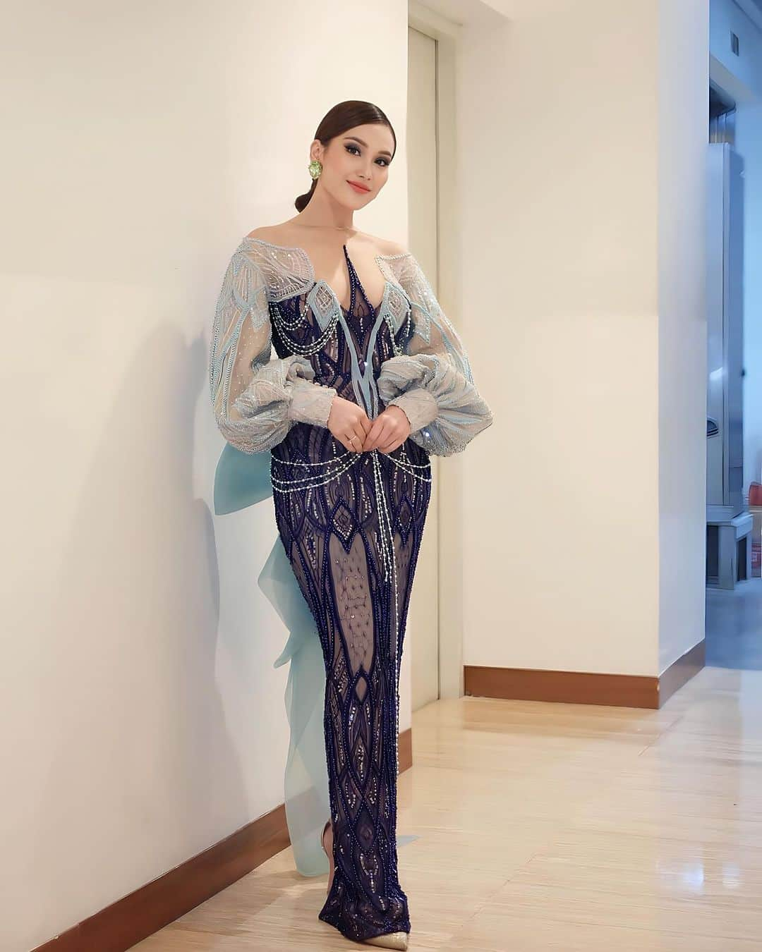 アユ・ティンティンのインスタグラム：「KDI 💙🩵 In @anazofficial  Hairdo @keysara1102 Earrings @rinaldyyunardi  Stylist @erichalamin  Styling team @muhafiattt」