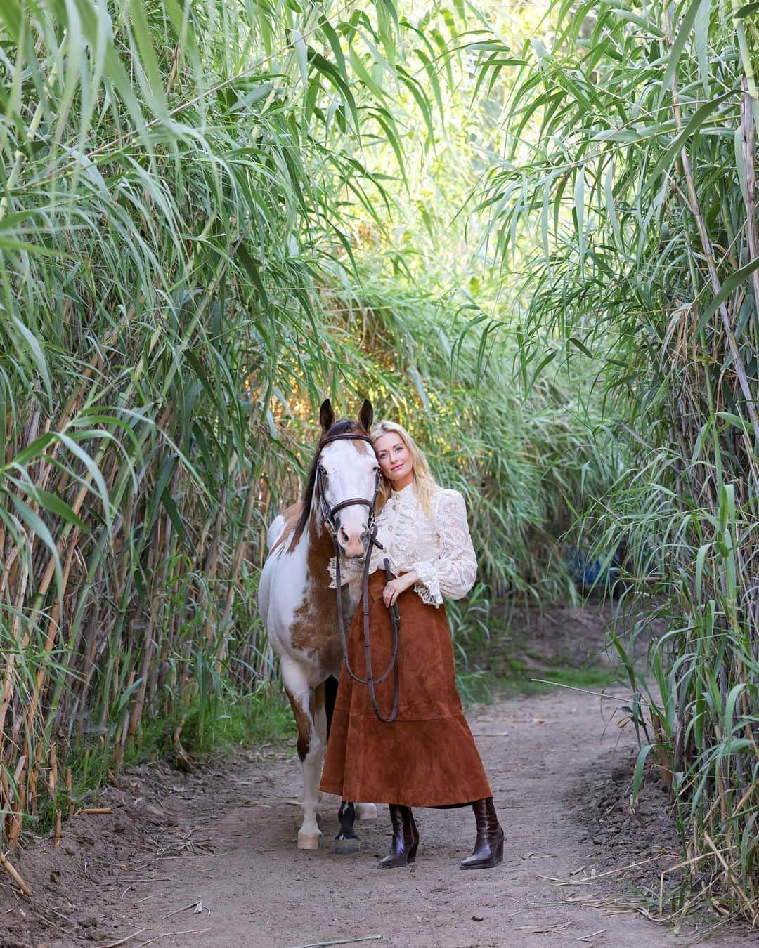 ベス・ベアーズのインスタグラム：「So proud to be on the cover of one of my favorite mags @sidelines_magazine this month ! Talking about the healing power of these beautiful animals, and my rescue mare #Belle!   📸: @white.star.ranch」