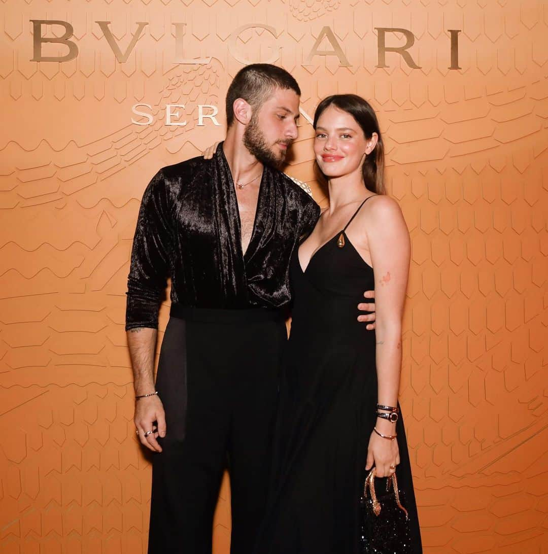 Chay Suedeさんのインスタグラム写真 - (Chay SuedeInstagram)「Isso foi ontem :)  Que alegria comemorar os 75 anos do Ícone Bvlgari Serpenti.   E para celebrar, a marca convidou o artista carioca Gabriel Massan para liderar um projeto exclusivo para o mercado brasileiro. Essa é a primeira colaboração criativa da Bulgari com um artista brasileiro.   Obrigado @bulgari pelo convite, e pela festa memorável!  Saúde, turma!   #Serpenti75  #BulgariJewelry  #Publicidade  📸 @joaokopv  👕 @thiagobiagi」11月9日 2時29分 - chay