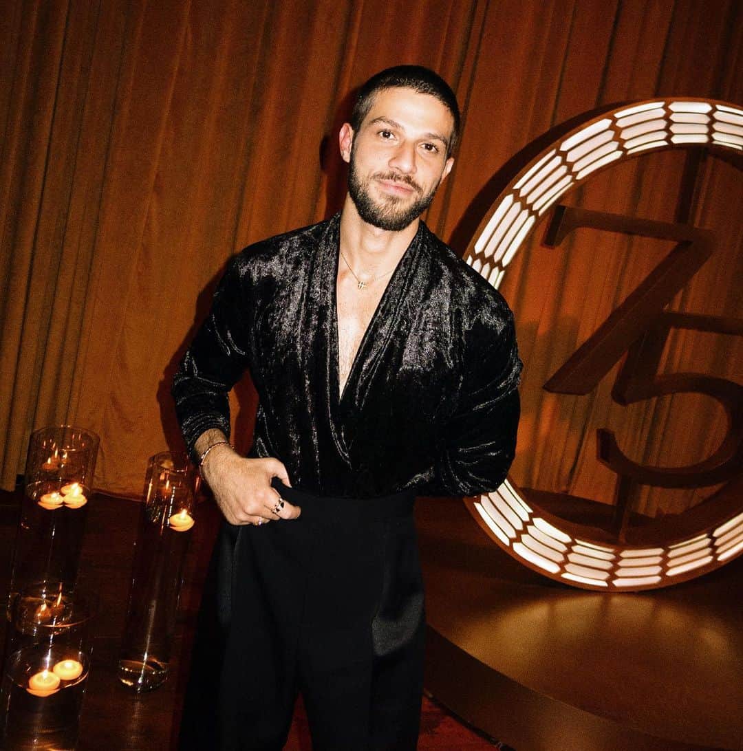 Chay Suedeさんのインスタグラム写真 - (Chay SuedeInstagram)「Isso foi ontem :)  Que alegria comemorar os 75 anos do Ícone Bvlgari Serpenti.   E para celebrar, a marca convidou o artista carioca Gabriel Massan para liderar um projeto exclusivo para o mercado brasileiro. Essa é a primeira colaboração criativa da Bulgari com um artista brasileiro.   Obrigado @bulgari pelo convite, e pela festa memorável!  Saúde, turma!   #Serpenti75  #BulgariJewelry  #Publicidade  📸 @joaokopv  👕 @thiagobiagi」11月9日 2時29分 - chay