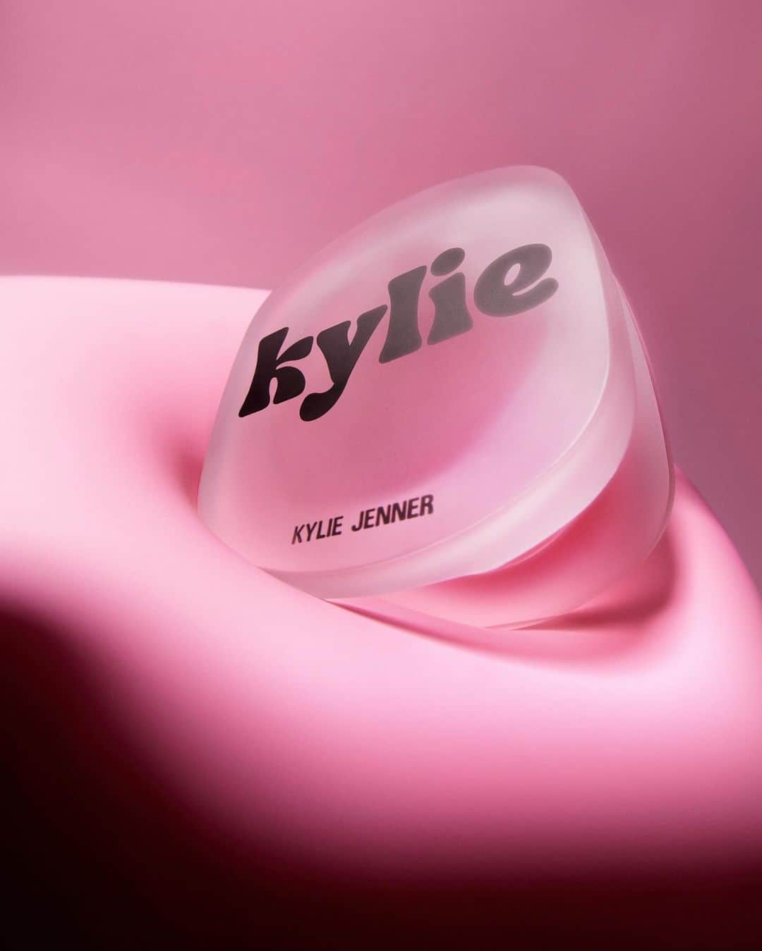 Kylie Cosmeticsのインスタグラム：「smooth, creamy balm that's easy to build without any streaks or cakiness 🥰 ft. our new 'mellow berry' lip & cheek glow balm⁠. 5 new shades launch november 14⁠」