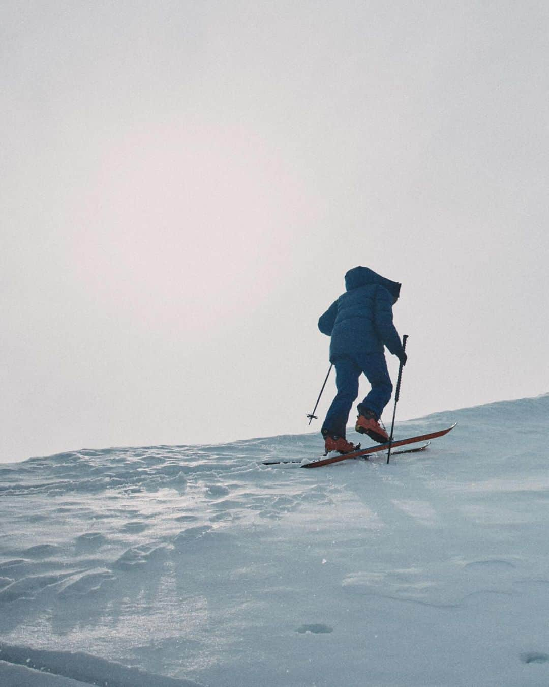 ザ・ノースフェイスさんのインスタグラム写真 - (ザ・ノースフェイスInstagram)「The North Face Mountaineer @conrad_anker is no stranger to cold—and also knows what a game changer a good jacket can really be. When we asked him a time his parka came in clutch, he said: “In May 1999, I gave my parka to an injured climber on the North Side of Everest. It might have made his day a little more comfortable.”」11月9日 2時34分 - thenorthface