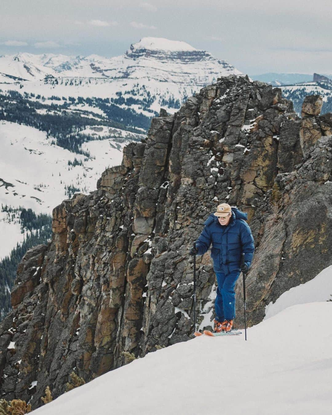 ザ・ノースフェイスのインスタグラム：「The North Face Mountaineer @conrad_anker is no stranger to cold—and also knows what a game changer a good jacket can really be. When we asked him a time his parka came in clutch, he said: “In May 1999, I gave my parka to an injured climber on the North Side of Everest. It might have made his day a little more comfortable.”」