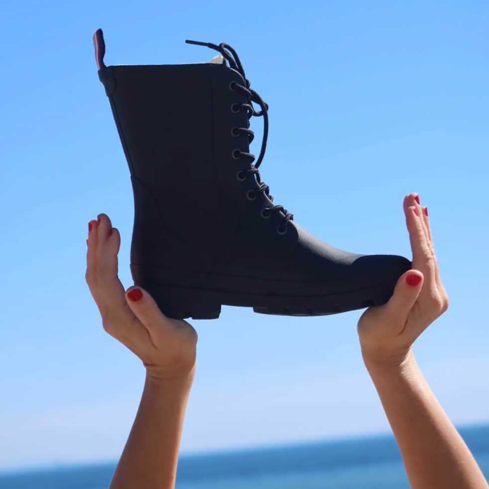 シービーズのインスタグラム：「Say 👋 to the Marshall Boot. Waterproof boots with a cozy fleeced-flannel lining to deliver unstoppable style–rain or shine. Head to our story for ways to style!   #combatboots #rainboots #rubberboots」