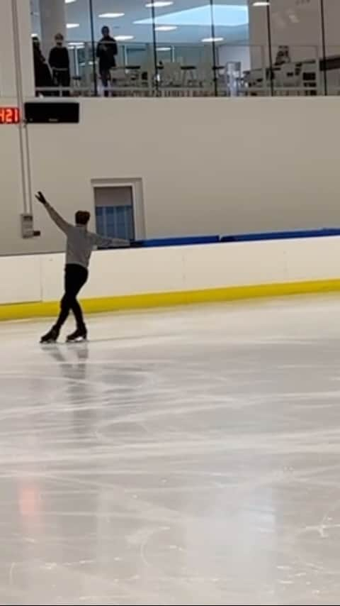 マッテオ・リッツォのインスタグラム：「What a difficult day was today for me 🫠  Ma è proprio in questi giorni che è importante spingere ancor di più e non arrendersi 🫡 • • #Figureskating #pattinaggiosughiaccio #pattinaggiodifigura #iceskating #ice #competitions #race #olympics #japan #italiateam #fisg4passion  #icelab #fiammeazzurre #go #travel #passport #happy」