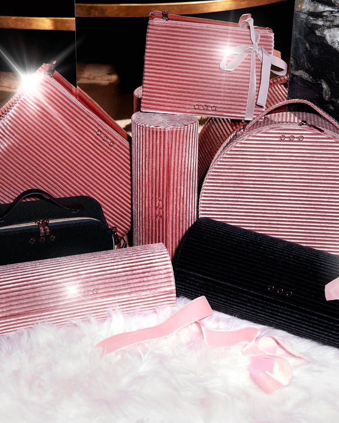 のインスタグラム：「What Christmas dreams look like: the whole dreamland collection sitting under your tree ✨🩵☁️🧚🏼  #ghd #ghddreamland #christmasgifts #christmasgiftideas #giftideas #giftsforher」