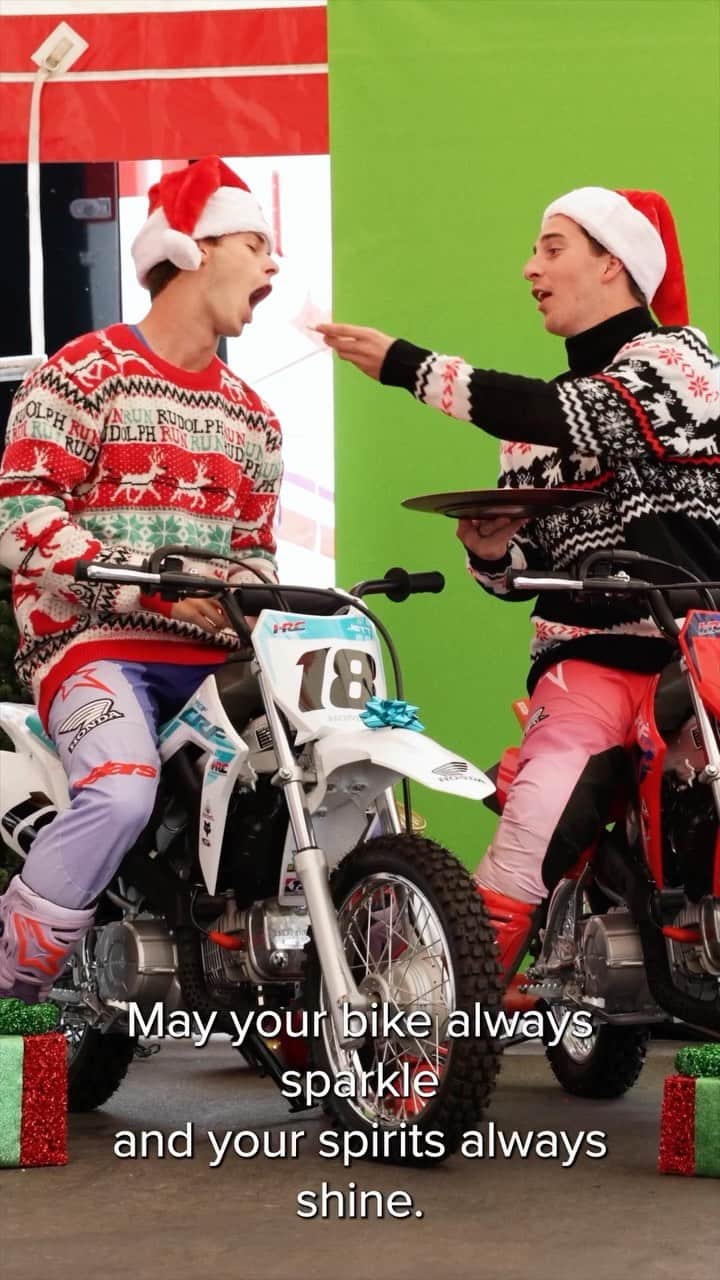 Honda Powersports USのインスタグラム：「Check out this behind-the-scenes look at our holiday-themed photoshoot with Team Honda HRC stars @jettson18 and @hunterlawrence. 🎄🎁」