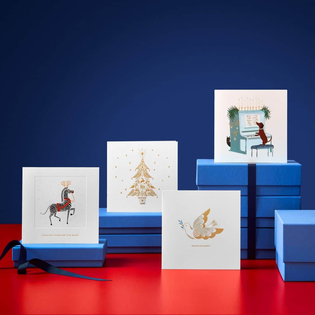 スマイソンのインスタグラム：「Discover this year’s collection of cheerful Christmas card designs while supporting a wonderful cause.   For every Christmas card sold, a donation of 5% of sales will be made to National Literacy Trust @literacy_trust, a charity dedicated to transforming lives through literacy.」