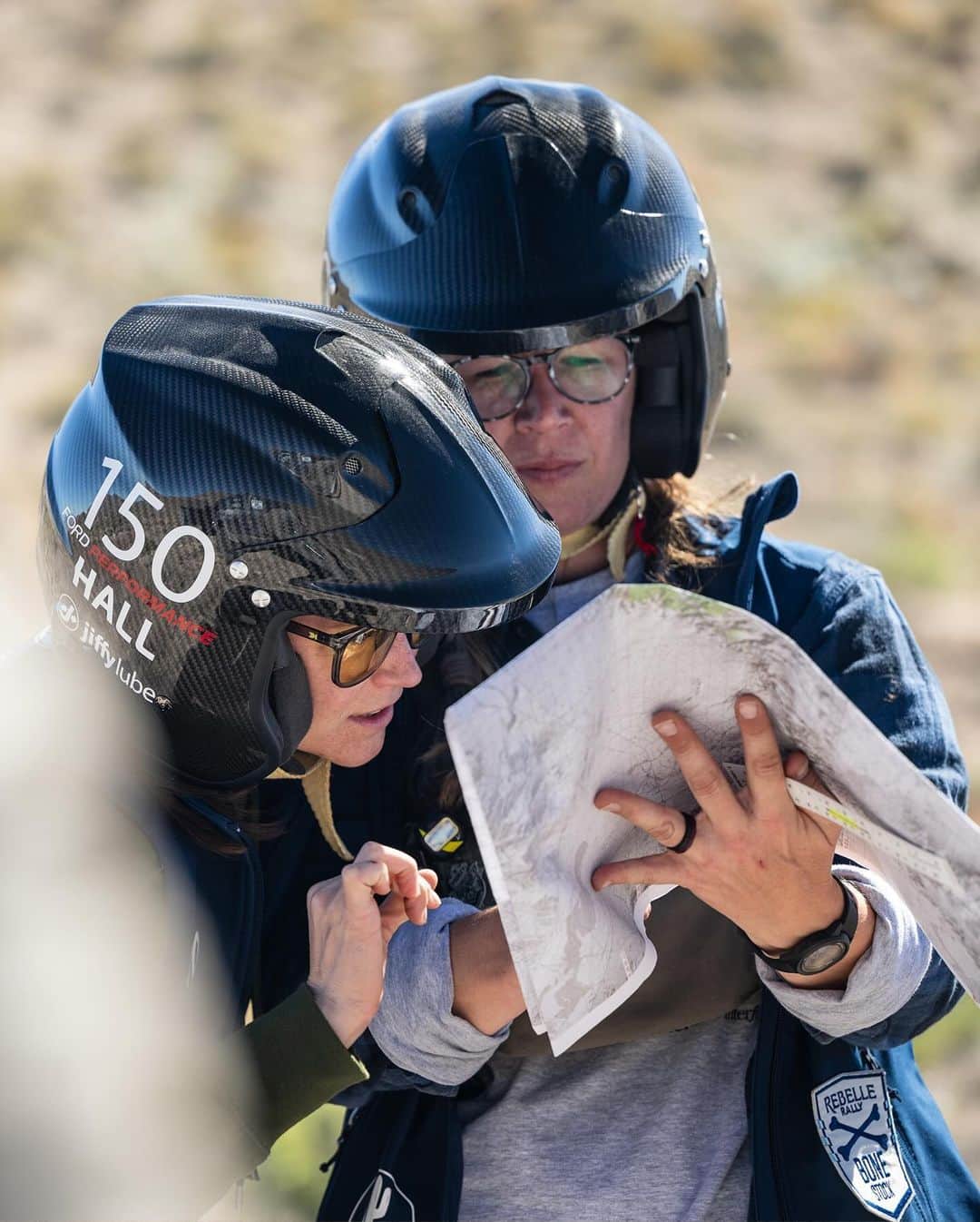 Fordのインスタグラム：「As the first women’s off-road navigation rally raid in the United States, the Rebelle Rally means a lot to the competitors.  “It’s really important for me to be a part of something that helps promote women to get out of their comfort zone and make this their favorite place. It’s so cool.”  —Rori Lewis, Navigator, Team 150  Disclaimer: Optional and aftermarket equipment shown. Professional driver on a closed course. Always consult the owner’s manual before off-road driving, know your terrain and trail difficulty, and use appropriate safety gear. Custom wrap shown. Not for sale.」