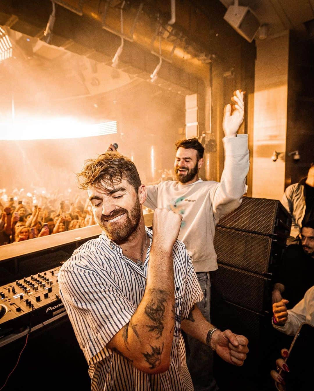The Chainsmokersさんのインスタグラム写真 - (The ChainsmokersInstagram)「a rare photo of the chainsmokers actually smoking」11月9日 2時51分 - thechainsmokers