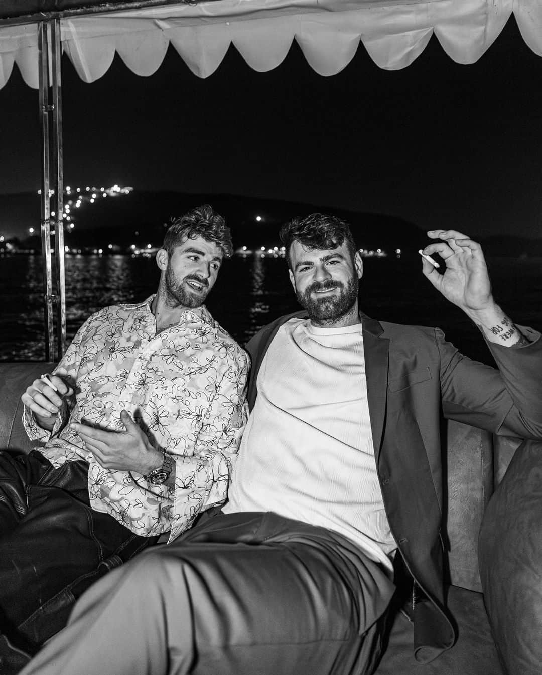 The Chainsmokersのインスタグラム：「a rare photo of the chainsmokers actually smoking」