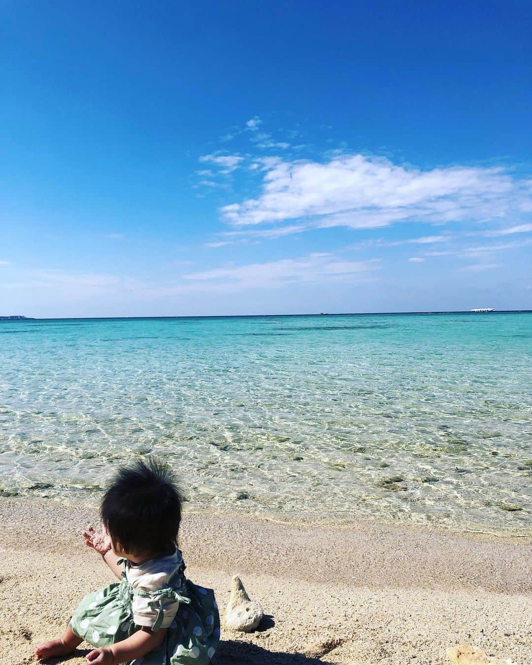 久保田夏菜さんのインスタグラム写真 - (久保田夏菜Instagram)「少し前に、沖縄へ旅行へ。 台風や天気が荒れることもなく とても過ごしやすい落ち着いた夏でした。  でも 初日に息子が熱を出し ホテルで療養したり 現地の小児科に行ったり いつかはやってくるであろう 旅先子供あるあるを 思ってたより早めに経験。  旅先には いつも母子手帳持参だけど 本当に使う日がくるとはね。  ちびっ子だから、そんなもんかーと思いつつ。  病院では 飲み慣れている風邪薬をもらい おかげさまで早めに回復。  いやいやこのままじゃ帰れないよねって まさかの旅行延長。 ちょうど仕事も入っていなかったので✌️  後半は ちゃんと沖縄らしいこともできて 子どもたちも2人とも元気になって 帰ってきました。  振り返れば 前半は普通に生活をしてました。  長めにいたけど なんと、外食は1食だけでした。 療養もあったし 子ども2人を連れての外食は スーパーカオスなので笑。 ウーバーさん、ありがとう。 こんなことってある笑？  あと 靴をなくしたので ビーサンで歩いてました。 こんなことってある笑？  いろいろ初めての経験が多かった旅。 みんな元気に帰れて何よりです。  #旅行　#子連れ旅行　#沖縄　#ハプニングも全て旅の思い出　#ありがとう」11月9日 2時52分 - kanakubota0805