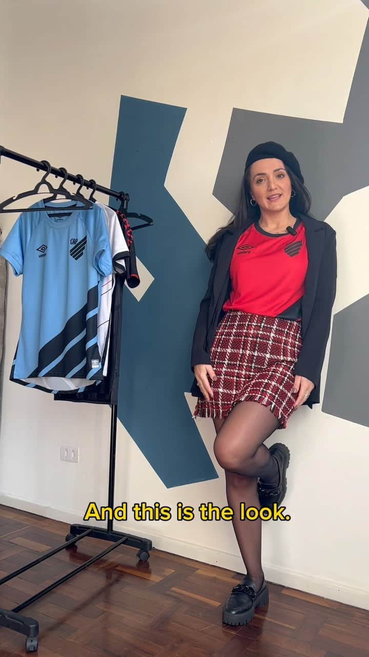 UMBROのインスタグラム：「Que camisa de time é roupa de sair a gente já sabe, mas agora a @umbro vem com essa campanha maravilhosa, “Style It Out” para reforçar que dá para sair com looks legais e com a camisa do seu time! A camisa escolhida foi do @athleticoparanaense e o look tem essa pegada old money que amo!  E você pode participar dessa também:    ➡️Mostre como você estiliza suas camisas da Umbro  ➡️  Poste uma foto ou vídeo no Instagram ou rede vizinha   ➡️Marque @umbro e use #StyleItOut  Os 3 melhores looks vão ganhar uma seleção de camisas da Umbro    Qual camisa você vai escolher pra montar seu look?   #umbro #stylitout #ad」