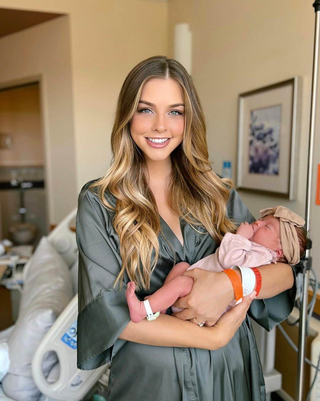 マリーナ・ラスウィックのインスタグラム：「Pregnancy was a wild ride but we’re so glad she’s here🥰! I’ve always wanted to be a mother and she’s made my dreams come true. She is perfection, she’s everything we could have hoped for and more🤍.」
